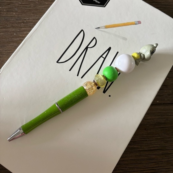 Disney Doorables: The Princess & the Frog: Ray handmade beaded pen - Picture 2 of 3